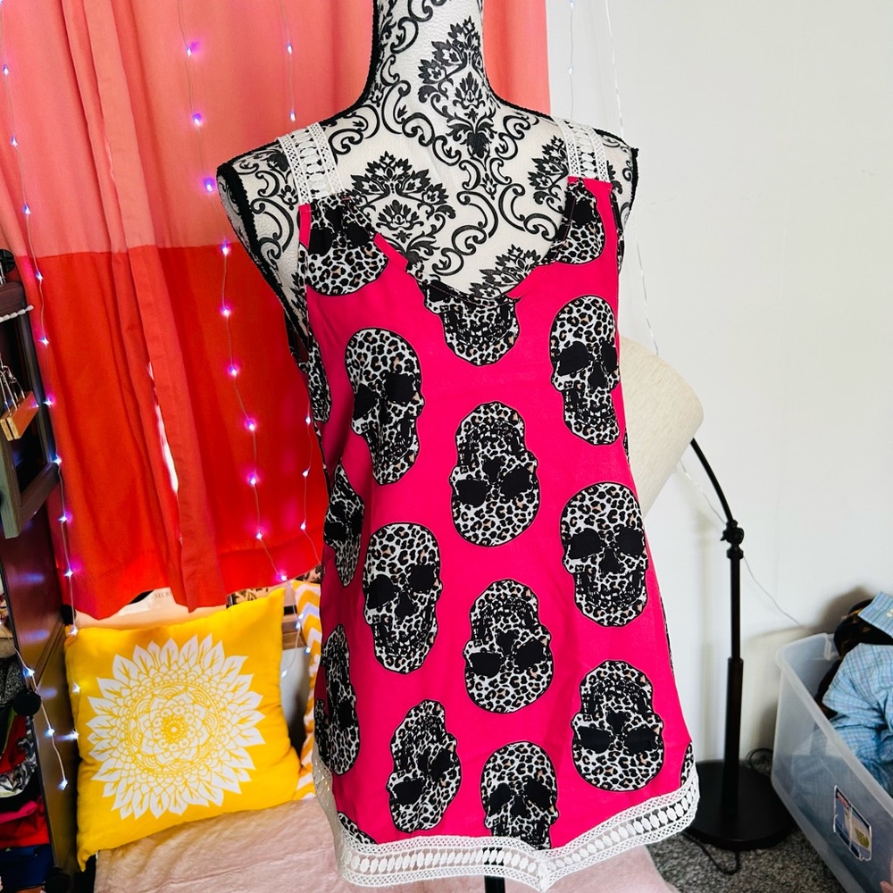 EMERY ROSE Women’s Pink Scull Crochet Trim Sleeveless V-Neck Top Size Medium